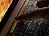 Die Touch Bar macht auf Apples Promo-Videos einen innovativen Eindruck. (Bild: Apple)