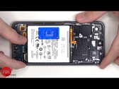 Das Samsung Galaxy S24 FE zeigt sich im Teardown als leicht zu reparieren. (Bildquelle: YouTube /  PBKreviews)