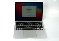 Apple MacBook Air 13 M1 kostet aktuell nur 749 Euro, mit 8 GB RAM und 512 GB SSD (Bildquelle: Klaus Hinum)