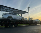 Cybertruck trekt een Model Y (afbeelding: TeslaNewsWire/X)