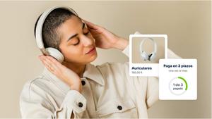 Una persona escuchando música con auriculares. Junto a la foto hay un ejemplo de la aplicación que muestra la opción de Pagar en 3 plazos.