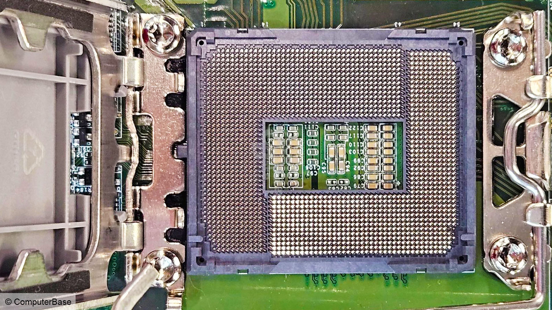 Intel Arrow Lake guide: LGA1851 CPU socket, pictured by ComputerBase