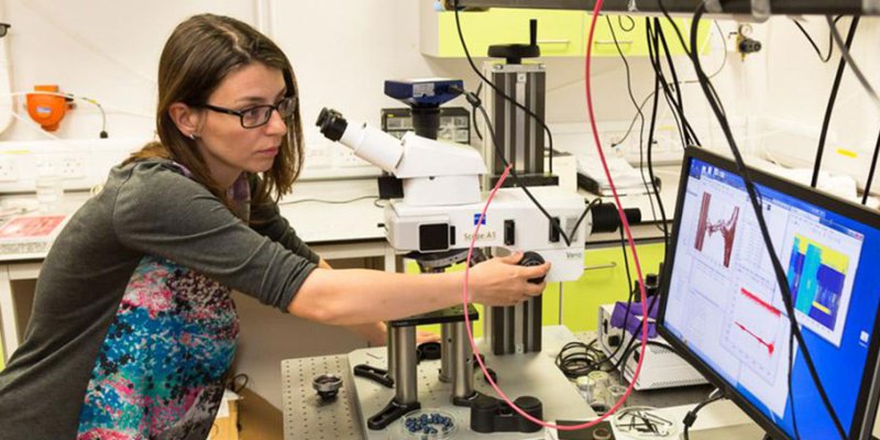 Silvia Vignolini in lab