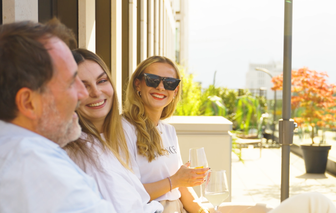 pilot Mitarbeiter*innen auf der Dachterasse von pilot Berlin bei einem After-Work-Drink