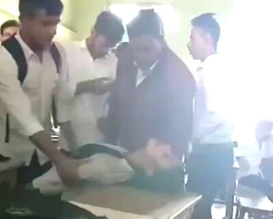 【衝撃映像】インドの女子高生、教室で男子3人に抱かれイってしまう・・・・・