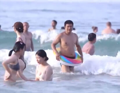 【動画】海水浴場でマン○が丸見えになってしまった女子大生が激写されるｗｗｗこれはエロい