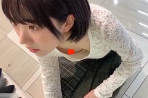 【ガチ盗撮】こういう意図せぬ乳首ポロリの瞬間ってエロいよな…（動画あり）