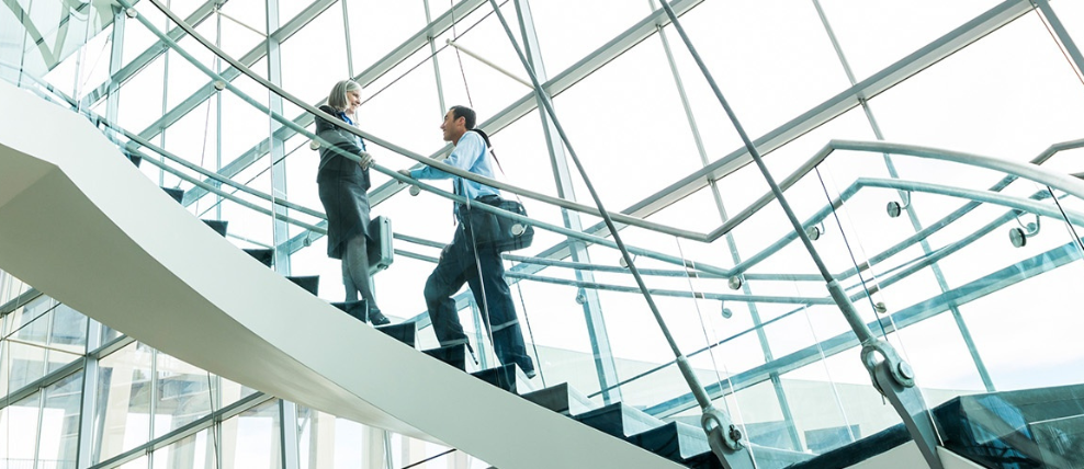 prosci-change-manager-climbing-stairs-with-a-colleague-and-talking-about-change-management