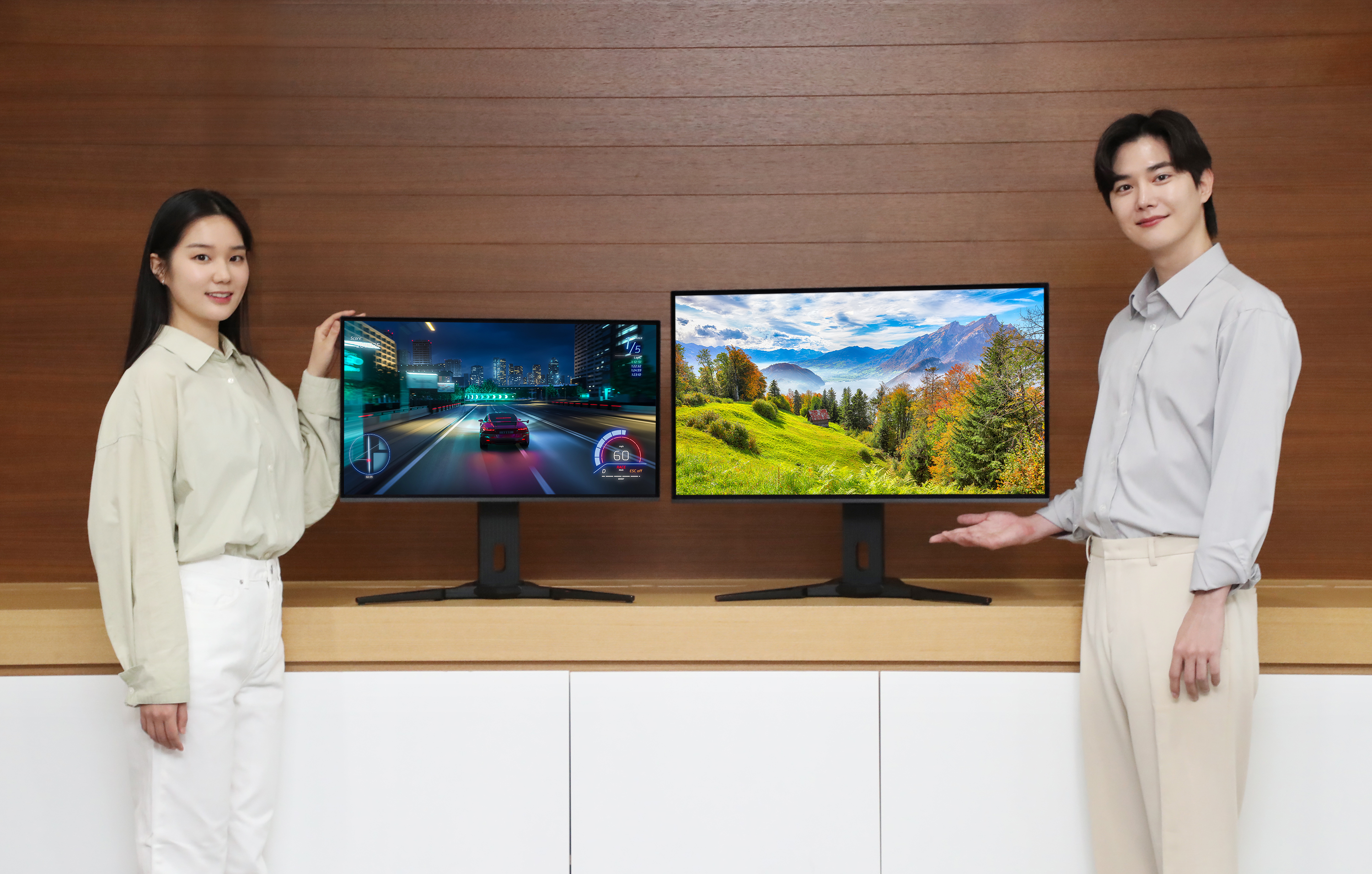 Samsung Display 27-inch QD-OLED (left) and 31.5-inch UHD QD-OLED (right)