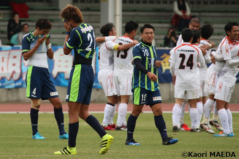 試合終了のホイッスルが鳴ると同時に、両チームの感情が強く現れたピッチ　[写真]=前田カオリ