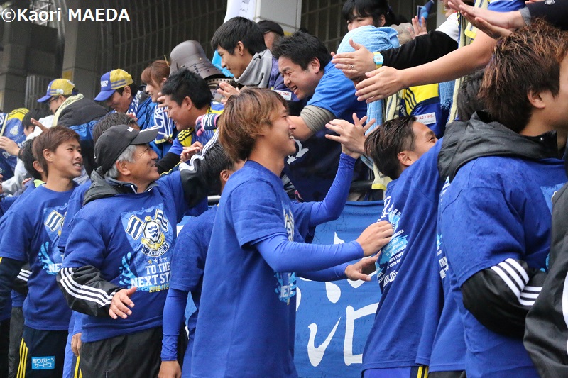 優勝が決まり、サポーターと喜びを分かち合う吉武監督と選手たち　[写真]=前田カオリ