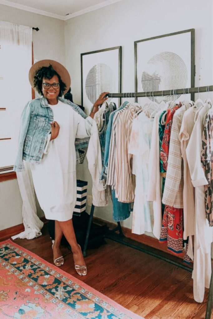 Platforms that allow you to sell used clothes online provide a win-win-win for over-cluttered homes, uncluttered wallets, and the rapidly-cluttering planet. Image by Thredup #sellusedclothesonline #howtosellusedclothesonline #bestplacestosellusedclothesonline #sustainablejungle