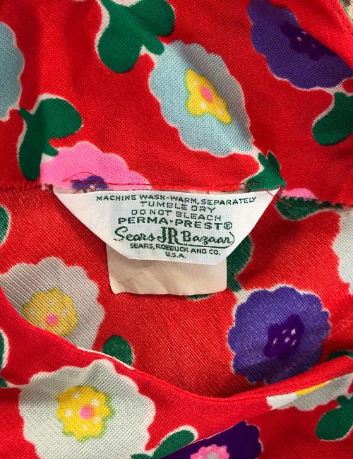 Vintage Clothing Labels – How to Identify and Date Them #vintageclothinglabels #vintageclothingtags #vintageclotheslabels #vintageclothestags #howtoidentifyvintageclothing #howtoknowifclothingisvintage #howtoreadvintageclothinglabels howtoreadvintageclothingtags #sustainablejungle Image by Sustainable Jungle