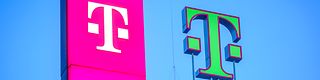 Das T-Logo auf dem Dach der Telekom Zentrale leuchtet grün.