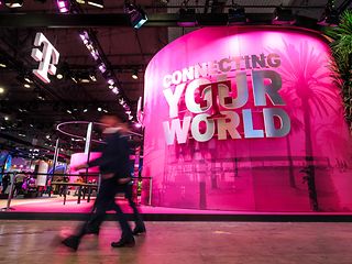 Blick auf den Messestand beim MWC 2024 mit der Aufschrift "Connecting your world".