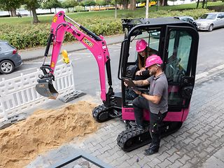 Marie-Christine Berger und Sascha Balthun (beide Telekom Technik) freuen sich auf die Tiefbau GmbH. 