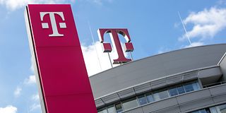 Telekom Logo auf dem Dach der Telekom Zentrale in Bonn