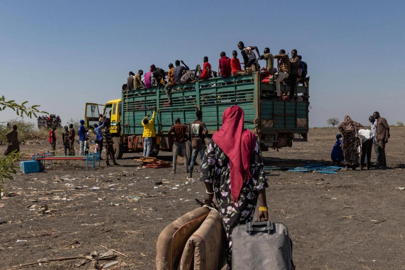 A group of South Sudanese returnees and Sudanese refugees boarding a truck in South Sudan.