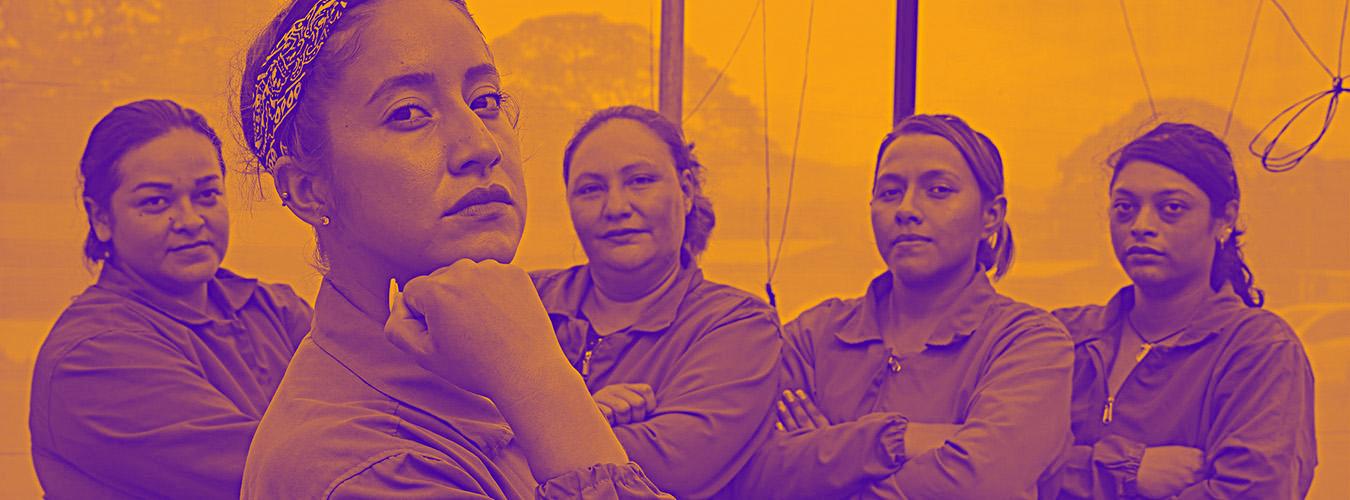 Un grupo de mujeres jóvenes posan con uniformes de trabajo de color azul